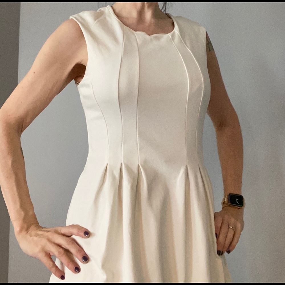 White sleeveless dress fit with flare